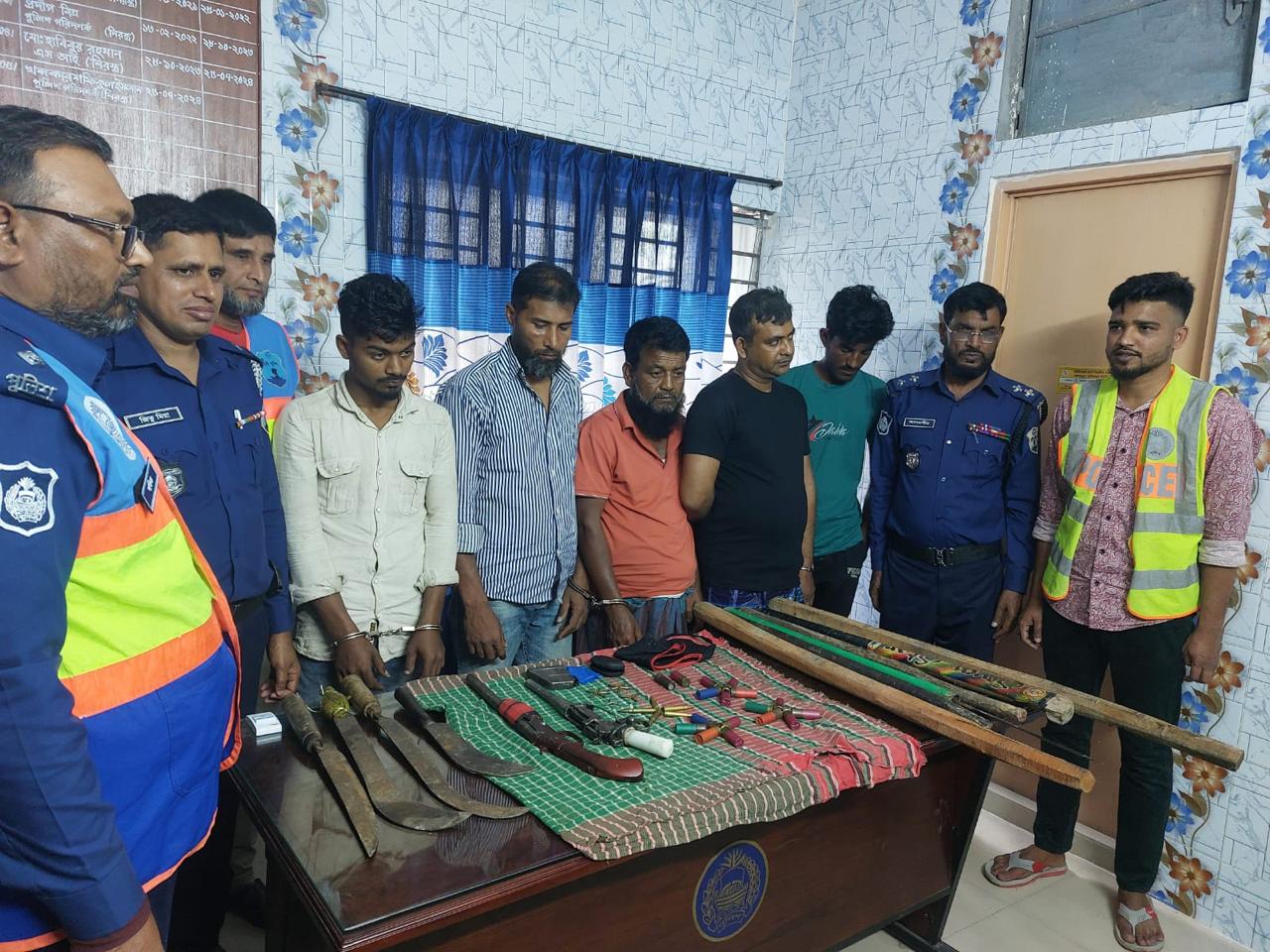 বরিশালের মুলাদীতে আগ্নেয়াস্ত্রসহ পাঁচ ডাকাত গ্রেপ্তার