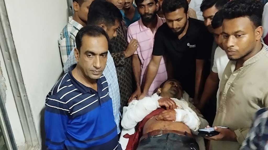 বরিশালের বাকেরগঞ্জ ইউনিয়ন ছাত্রদলের সাবেক সভাপতিকে কুপিয়ে হাত ও পায়ের ‘রগ কেটে’ দিয়েছে প্রতিপক্ষ।