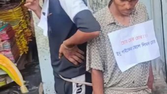 চুরি করার অপরাধে দুই চোরকে আগৈলঝাড়ায় মাথার চুল কেটে, গলায় চোরের প্লেকার্ড ঝুলিয়ে বাজার ঘুড়িয়ে খামের সাথে বেধে রাখে বাজারের লোকজন।
