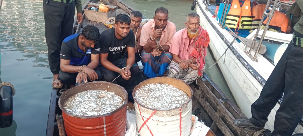 বরিশালের মেঘনায় জাটকা অভিযানে হামলা  : ৫ জন আটক