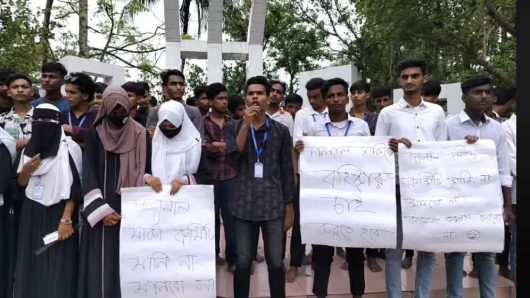 বাবুগঞ্জে ছাত্রদলের কমিটিকে অবাঞ্ছিত ঘোষণা করে বিক্ষোভ