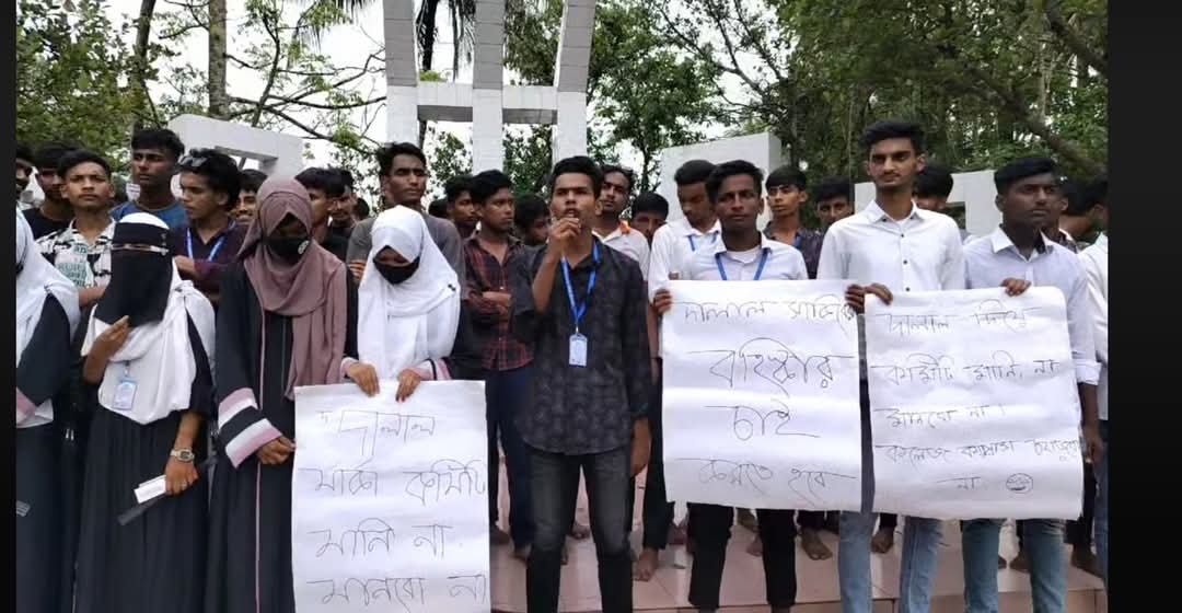 বাবুগঞ্জে ছাত্রদলের কমিটিকে অবাঞ্ছিত ঘোষণা করে বিক্ষোভ