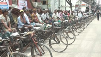 বরিশালে প্যাডেল রিকশা শ্রমিকদের মানববন্ধন