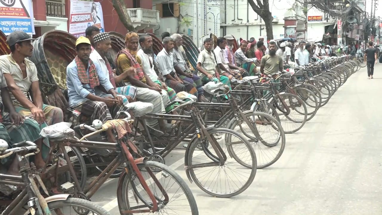 বরিশালে প্যাডেল রিকশা শ্রমিকদের মানববন্ধন