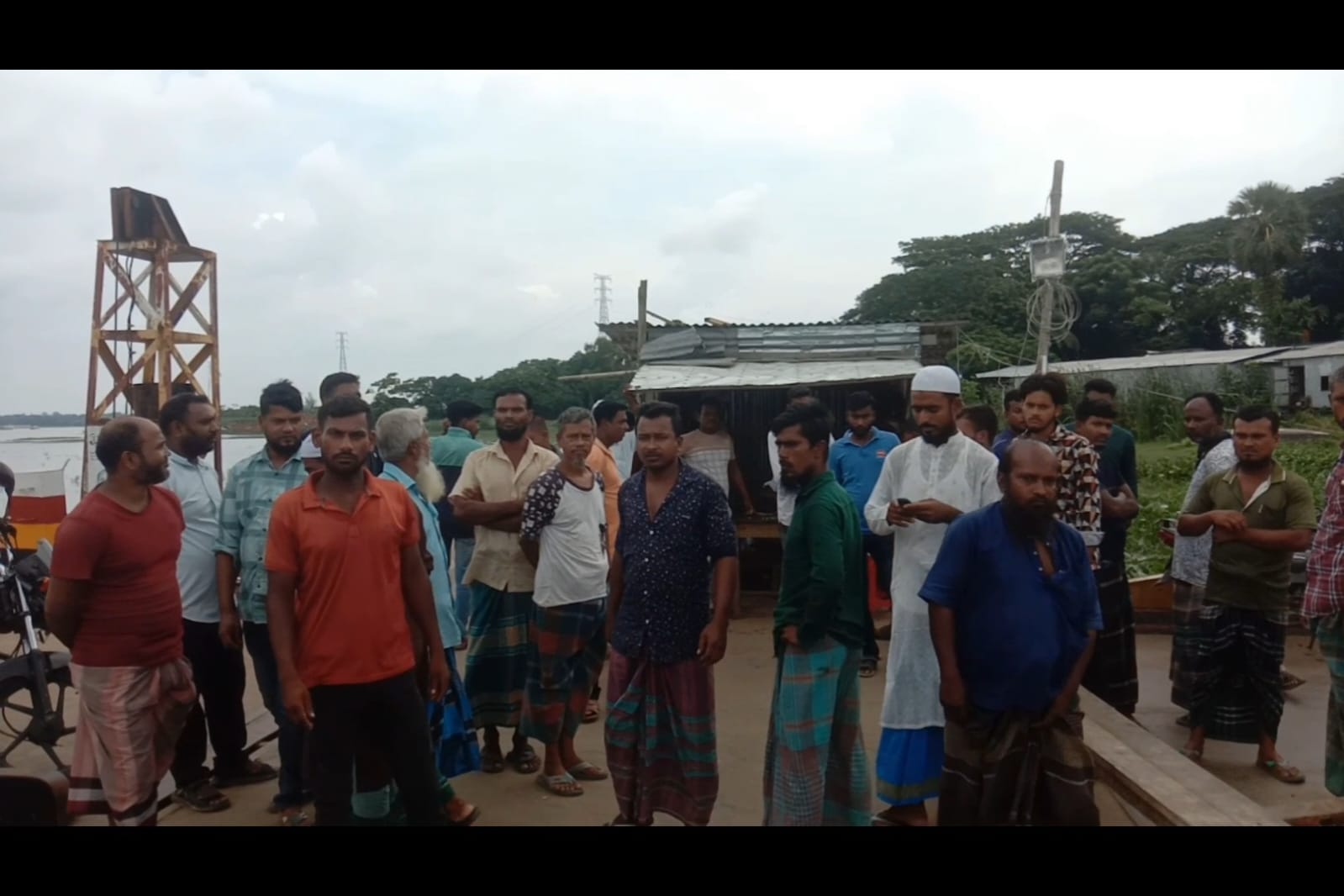 খেয়াঘাটে ভাড়া বিরোধে ট্রলার চালককে মারধর : অতঃপর