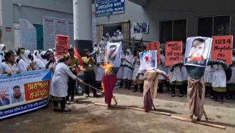 বরিশাল নাসিং কলেজের তিন শিক্ষকের অপসারণের দাবিতে কুশপুত্তলিকা দাহ ও ক্লাস বর্জন করে বিক্ষোভ করেছে শিক্ষার্থীরা।
