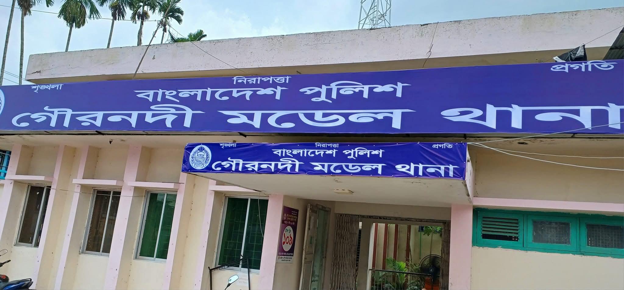 স্পিডবোডে এসে পাহারাদারদের বেঁধে আট দোকানে ডাকাতি